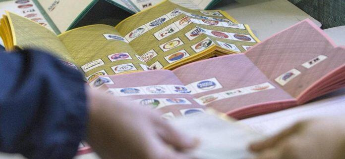 Immagine: scrutinio-camera-senato-schede.jpg